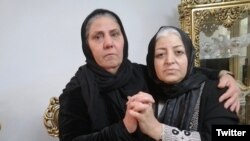 ناهید شیرپیشه مادر پویا بختیاری (راست) و سکینه احمدی مادر ابراهیم کتابدار - از توئیتر مسیح علینژاد