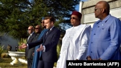 Les présidents Mohamed Ould Ghazouani, Ibrahim Boubacar Keita, Idriss Deby, Emmanuel Macron, Mahamadou Issoufou et Roch Marc Christian Kaboré assistent à une cérémonie à Pau en France, le 13 janvier 2020.