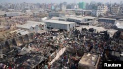 Kebakaran melanda sebuah daerah kumuh di wilayah Modhubagh, Dhaka, Bangladesh, menewaskan sedikitnya satu orang dan menghanguskan 100 rumah (8/2). 