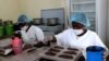 Opération de pesage du chocolat, à Lomé, le 27 juin 2019. (VOA/Kayi Lawson)