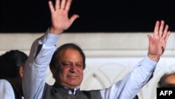 Former Pakistani prime minister and head of the Pakistan Muslim League-N (PML-N) Nawaz Sharif waves to supporters after his party victory in general election in Lahore, May 11, 2013.