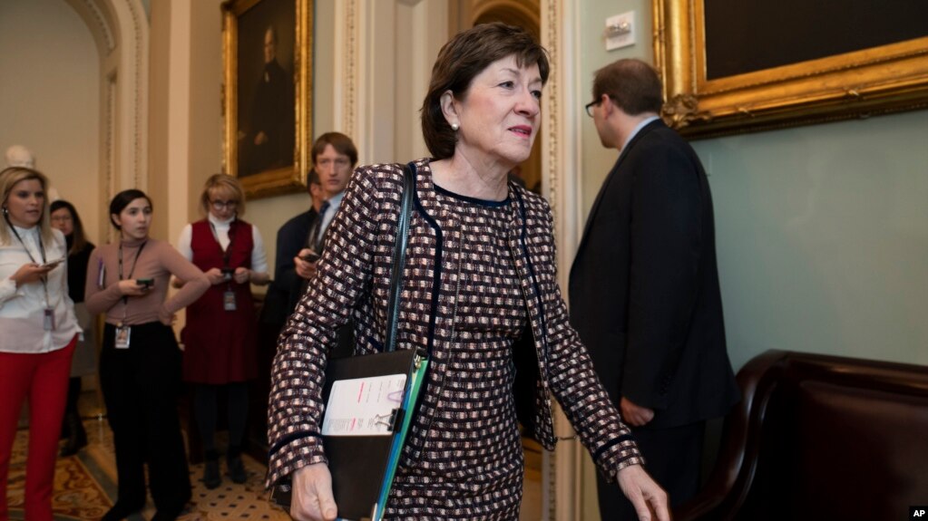 La senadora Susan Collins, republicana por Maine, arriba a una sesión privada con otros republicanos sobre el juicio político al presidente Donald Trump el 7 de enero de 2020 en el Capitolio, en Washington, D.C.