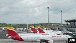 Los aviones de la aerolínea insignia de España, Iberia, están estacionados en el aeropuerto de Madrid-Barajas Adolfo Suárez, el 7 de abril de 2020.