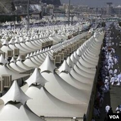 Tenda-tenda para jemaah haji di Padang Arafah.