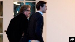 El mensaje a Bannon y Kushner fue concentrarse en la agenda del presidente.