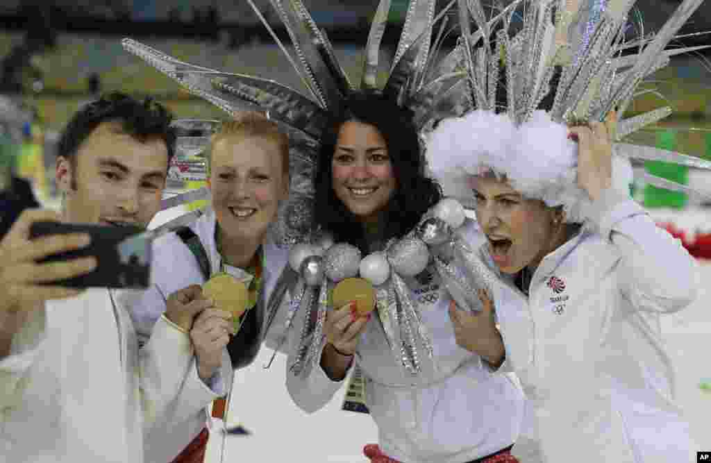 اولمپکس کی فاتح خواتین کھلاڑیوں نے سیلفی بھی بنوائیں۔