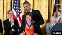 Foto de archivo. El entonces presidente de Estados Unidos Barack Obama entrega la medalla presidencial de la libertad a la escritora chilena Isabel Allende en Washington, 24 de noviembre de 2014. REUTERS/Larry Downing 