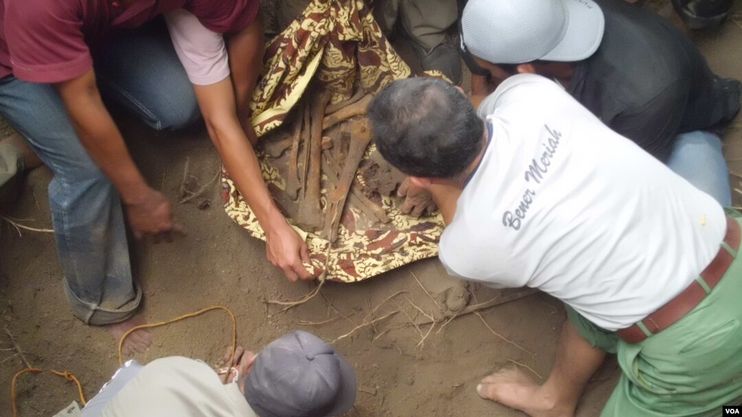 Warga menemukan tulang belulang manusia yang diduga milik para korban penghilangan secara paksa pada masa operasi Daerah Operasi Militer (DOM) di provinsi Aceh (foto dokumentasi: Kontras Aceh).