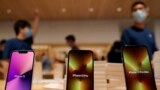 资料照：2021年9月24日，在北京的一家苹果店展示的iPhone 13款式。（路透社）