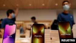 資料照：2021年9月24日，在北京的一家蘋果店展示的iPhone 13款式。 （路透社）