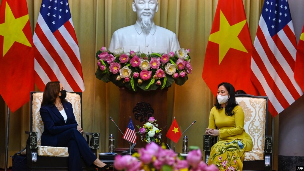 Bà Võ Thị Ánh Xuân trong cuộc gặp với Phó Tổng thống Mỹ Kamala Harris hồi tháng Tám năm 2021 ở Hà Nội.