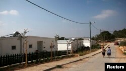 Warga Israel berjalan di tempat permukiman Yahudi yang dikenal sebagai "Gevaot", di blok permukiman Etzion, dekat Bethlehem (31/8). 