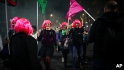 Sejumlah perempuan berpawai di Plaza de Mayo dalam unjuk rasa menentang kekerasan berbasis gender, di Buenos Aires, Argentina, 3 Juni 2019. 