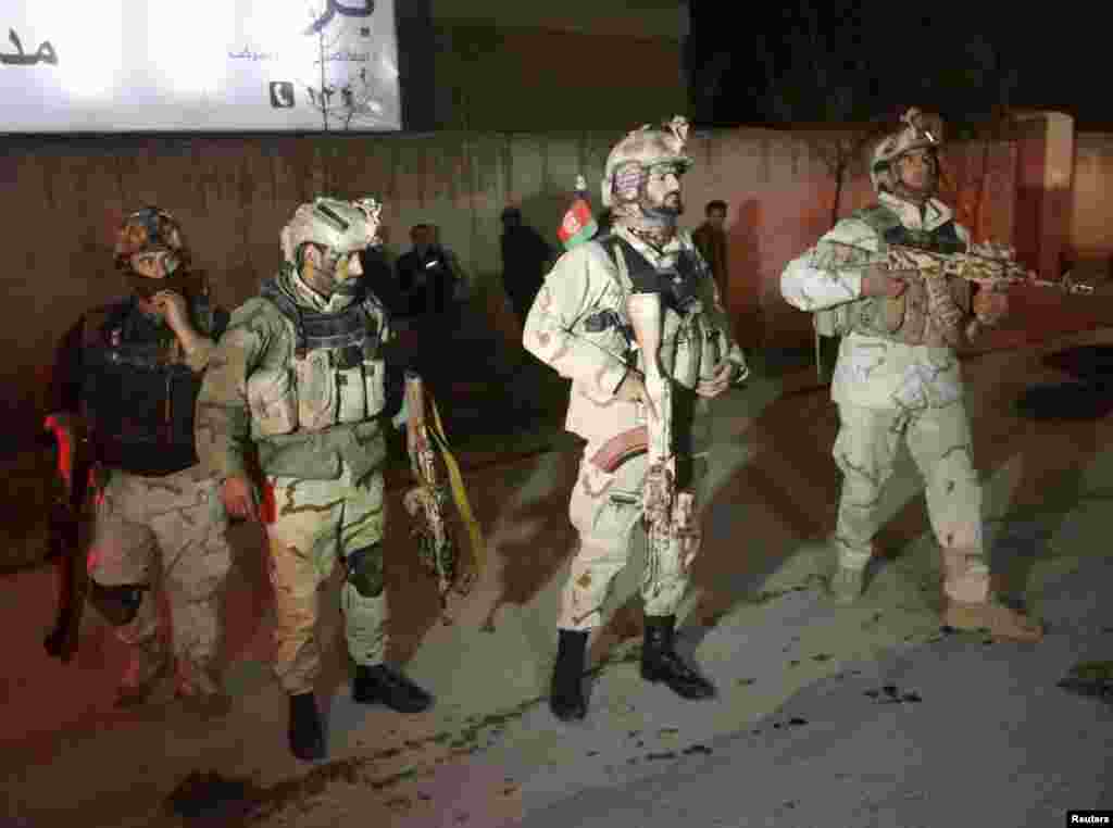 طالبان نے دعویٰ کیا ہے کہ ان کے جنگجو شیرپور کے علاقے میں کار بم دھماکہ کرنے کے بعد ایک عمارت میں داخل ہو گئے تھے۔