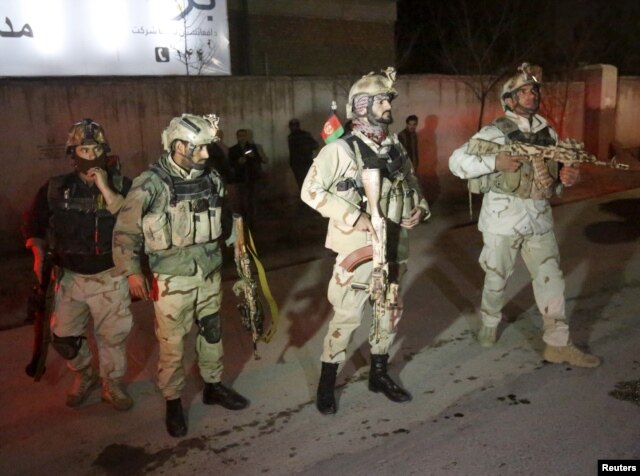 Soldados de la Unidad de Respuesta de Crisis acudieron al lugar del ataque del Talibán en Kabul. Dec. 11, 2015.