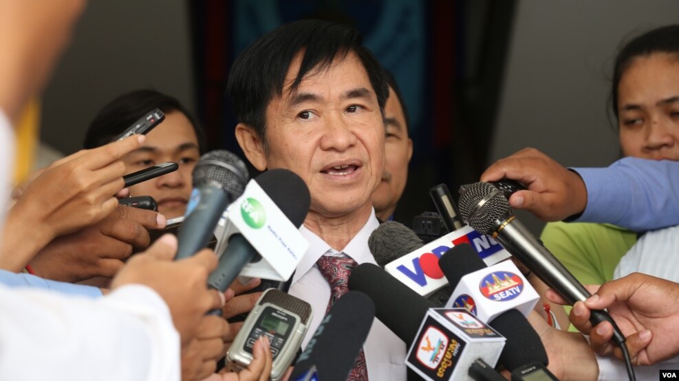 NEC’s spokesperson Hang Puthea speaks with the press after a meeting with senior CNRP lawmakers, at the National Election Committee (NEC), Friday, November 25, 2016, Phnom Penh, Cambodia. (Leng Len/VOA Khmer)