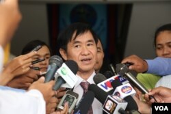 NEC’s spokesperson Hang Puthea addresses the press after having a meeting with senior CNRP lawmakers at the National Election Committee (NEC) on Friday, November 25, 2016 in Phnom Penh. (Leng Len/VOA Khmer)