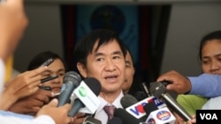 NEC’s spokesperson Hang Puthea addresses the press after having a meeting with senior CNRP lawmakers at the National Election Committee (NEC) on Friday, November 25, 2016 in Phnom Penh, Cambodia. (Leng Len/VOA Khmer)