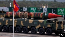 Parade rudal buatan Pakistan Shaheen-III, yang mampu membawa hulu ledak nuklir, di Islamabad (23/3). 