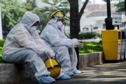 Petugas kesehatan beristirahat di tengah pelaksanaan tes cepat (rapid test) virus corona (COVID-19) di Bandung, Jawa Barat, 4 April 2020. (Foto: Reuters)