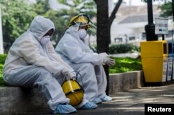 Petugas kesehatan beristirahat di tengah pelaksanaan tes cepat (rapid test) virus corona (COVID-19) di Bandung, Jawa Barat, 4 April 2020. (Foto: Reuters)