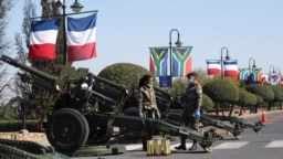 Les drapeaux de la France et de l'Afrique du Sud à Pretoria avant l'arrivée du président français Emmanuel Macron pour une visite d'État en Afrique du Sud, le 28 mai 2021. 