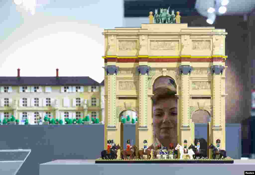 Một người phụ nữ đứng sau mô hình của Khải Hoàn Môn tại Waterloo, Bỉ. Mô hình được làm bằng 10.000 viên gạch Lego trong 90 giờ . &nbsp; &nbsp;