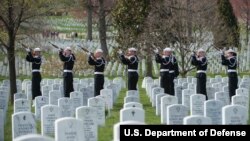 지난해 4월 미국 버지니아주 알링턴국립묘지에서 한국전 참전용사인 토머스 허드너 해군 대위의 안장식이 열렸다.