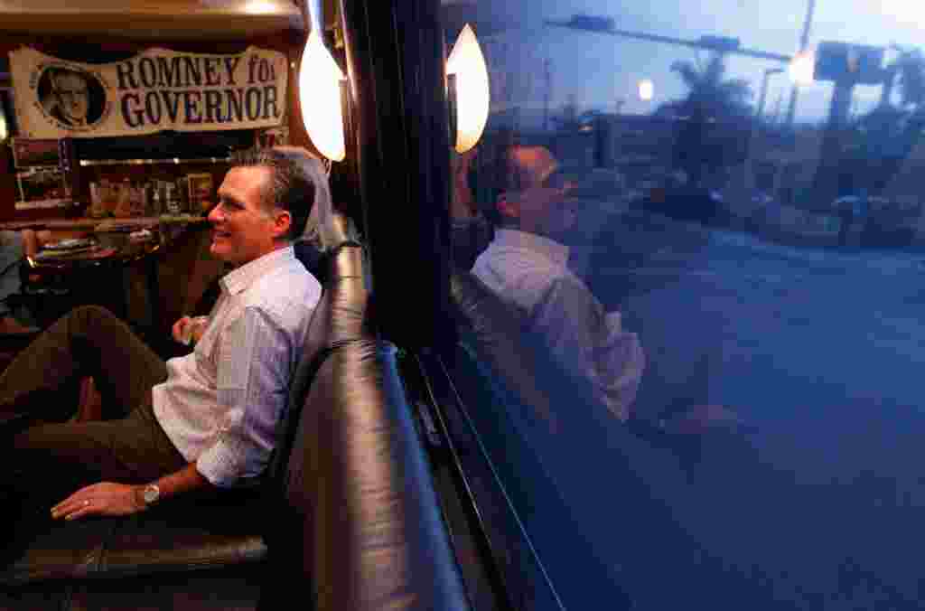 Mitt Romney di dalam bus kampanyenya, dalam perjalanan ke Pompano Beach, Florida, 29 Januari (Reuters).