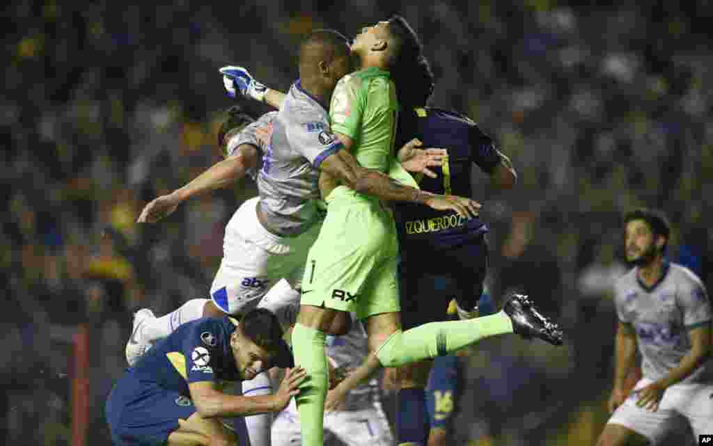កីឡាករ&nbsp;Dede នៃ​ក្រុមបាល់​ទាត់​​&nbsp;Cruzeiro របស់​ប្រទេស​ប្រេស៊ីល​ (ឆ្វេង) និង​អ្នក​ចាំ​ទី&nbsp;Esteban Andrada នៃ​ក្រុម​&nbsp;Boca Juniors របស់​អាហ្សង់ទីន ប៉ះ​ទង្គិច​គ្នា​​ក្នុង​ការ​ប្រកួត&nbsp;Copa Libertadores វគ្គ​ពាក់​កណ្ដាល​​ផ្ដាច់​ព្រ័ត្រ​ នៅ​ទីក្រុង​ប៊ុយណូស៊ែ ប្រទេស​អាហ្សង់ទីន។