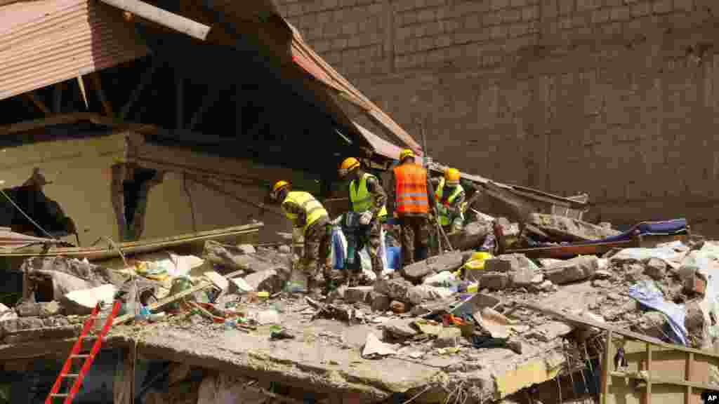 Les secours sur le site de l&#39;effondrement au Kenya, le 13 juin 2017.