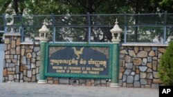 ក្រសួង​សេដ្ឋ​កិច្ច​ និង​ហិរញ្ញវត្ថុ​គ្រោង​នឹង​ចំណាយ​ប្រមាណ​៣០០០​លាន​ដុល្លារអាមេរិក​នៅក្នុង​គម្រោង​ថវិកា​ជាតិ​ឆ្នាំ​២០១១​ខាងមុខ​នេះ​ ដែល​ច្រើន​ជាង​ចំណូល​ដល់​ទៅ​ជាង​៧០០​លាន​ដុល្លារ​អាមេរិក។