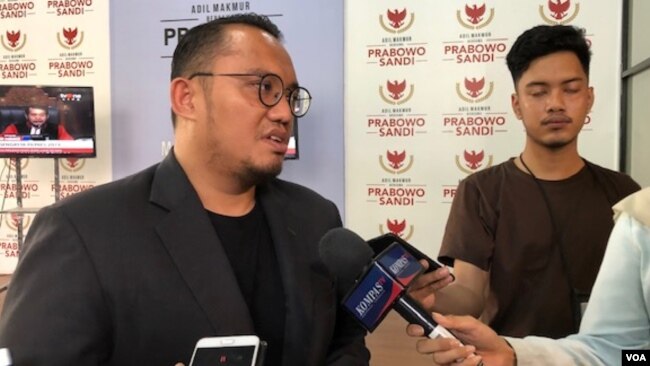 Jubir BPN Prabowo-Sandi, Dahnil Anzar Simanjuntak, memberikan keterangan kepada sejumlah media di Prabowo-Sandi Media Center, Kamis (20/6). (VOA/Ghita).