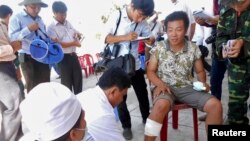 5月29日一名受伤越南渔民上岸后接受治疗