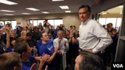 Mitt Romney se reúne en Nevada con voluntarios de su campaña.