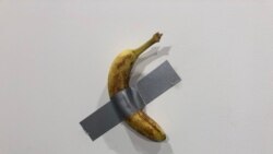 Una banana pegada a la pegada a la pared con cinta adhesiva es la obra del artista italiano Maurizio Cattelan para Art Basel 2019 (Foto: Antoni Belchi)