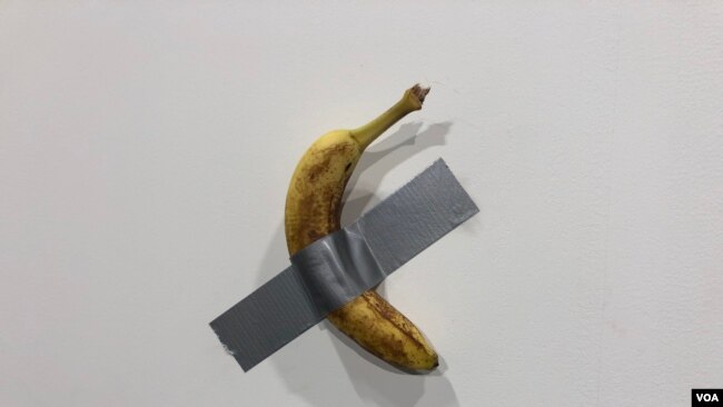 Una banana pegada a la pegada a la pared con cinta adhesiva es la obra del artista italiano Maurizio Cattelan para Art Basel 2019 (Foto: Antoni Belchi)