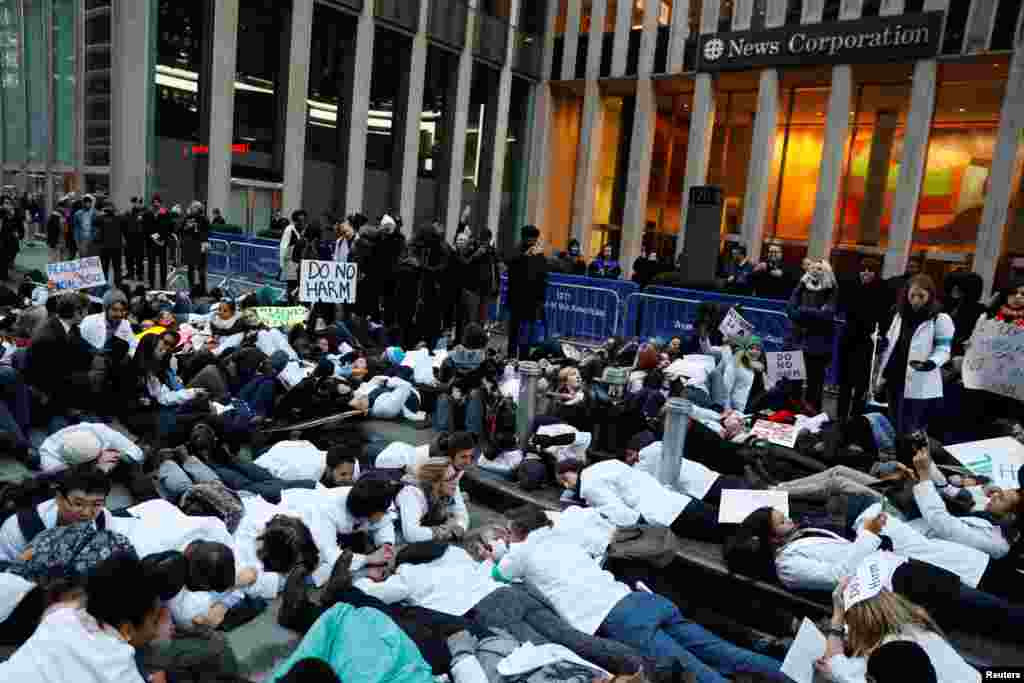 تظاهرات علیه لغو قانون خدمات بهداشت و درمان عمومی موسوم به اوباماکِر در نیویورک با حضور دانشجویان پزشکی.