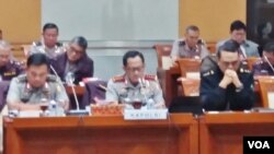 Kapolri Jenderal Tito Karnavian (tengah) dalam rapat kerja dengan Komisi III DPR di gedung MPR/DPR, Senayan, Jakarta, Rabu (12/10). (Fathiyah/VOA)