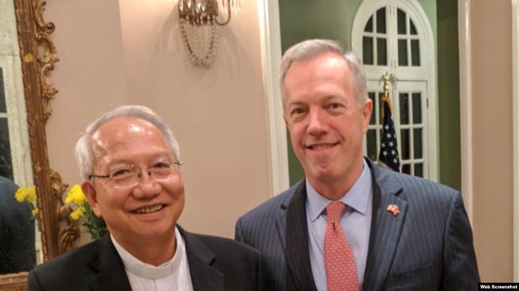 Giám mục Nguyễn Thái Hợp và Đại sứ Mỹ Ted Osius tại Hà Nội. (Ảnh chụp từ Facebook Ted Osius)