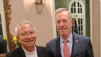 Giám mục Nguyễn Thái Hợp và cựu Đại sứ Mỹ Ted Osius tại Hà Nội. (Ảnh chụp từ Facebook Ted Osius)