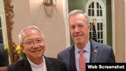 Giám mục Nguyễn Thái Hợp và cựu Đại sứ Mỹ Ted Osius tại Hà Nội. (Ảnh chụp từ Facebook Ted Osius)