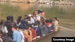 သႀကၤန္ကာလ အိမ္ျပန္ၾကတဲ့ ျမန္မာနိုင္ငံသားေတြ ထိုင္းျမန္မာနယ္စပ္ မိုးေရးျမစ္ ကို ေလွနဲ ့ ကူးေန (ဓါတ္ပံု- Dice Thanie Jornjhun)
