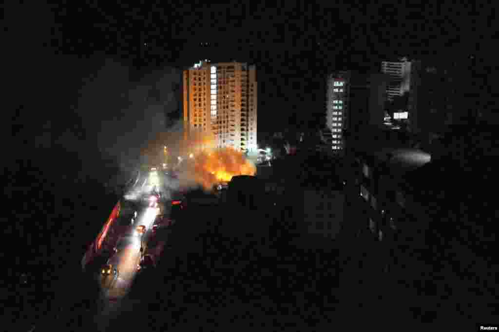 Lửa cháy từ tầng trên cùng của một&nbsp; tòa nhà sau còi báo động về sóng thần tại thành phố Iquique, phía bắc của Santiago, ngày 1/4/2014.