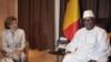 La ministre française de la Défense, Florence Parly (à gauche), rencontre le président malien, Ibrahim Boubacar Keita, au palais présidentiel de Bamako, le 1er août 2017.