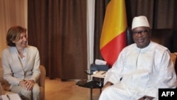 La ministre française de la Défense, Florence Parly (à gauche), rencontre le président malien, Ibrahim Boubacar Keita, au palais présidentiel de Bamako, le 1er août 2017.