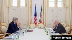 Menteri Luar Negeri AS John Kerry duduk berhadapan dengan Menteri Luar Negeri Iran Javad Zarif para 30 Juni 2015, di Vienna, Austria, sebelum pertemuan tatap muka di tengah negosiasi tentang program nuklir Iran. (Foto: Deplu AS)