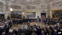 Jenazah Pendeta Billy Graham, disemayamkan di Rotunda Gedung Capitol, Washington D.C., untuk memberikan kesempatan bagi Presiden Donald Trump, pejabat dan pejabat tinggi agar dapat memberikan penghormatan terakhir kepada penginjil Amerika yang paling terkenal tersebut, Rabu 28 Februari 2018. 