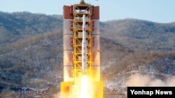 7일 북한 동창리 발사장에서 북한의 '광명성' 로켓이 솟아오르고 있다. 조선중앙통신이 보도한 사진.