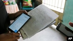 Leticia Luque calcula el tipo de cambio de la criptomoneda en Barquisimeto, Venezuela, el jueves 11 de abril de 2019. Photo: AP Foto/Manuel Rueda